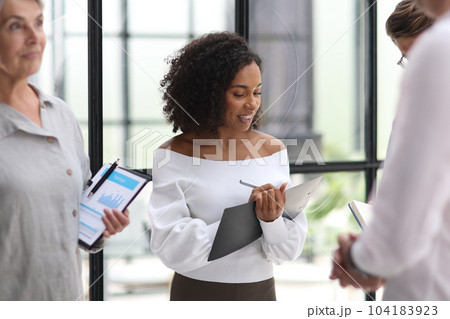 Conversation between managers and employees in the office 104183923