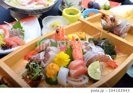 旅館の会席料理の刺身の舟盛 旅館の会席料理の刺身の舟盛 104183943