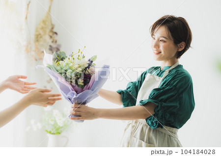 花束 エプロンの女性 花束 エプロンの女性 104184028