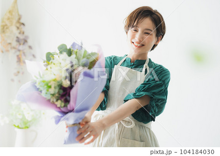 花束 エプロンの女性 花束 エプロンの女性 104184030