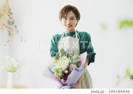 花束　エプロンの女性 104184036