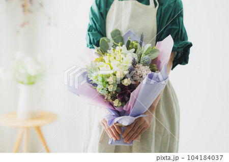 花束　エプロンの女性 104184037