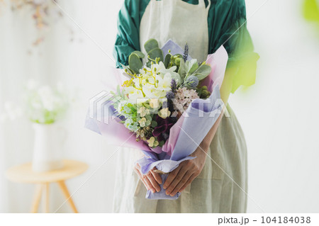 花束 エプロンの女性 花束 エプロンの女性 104184038