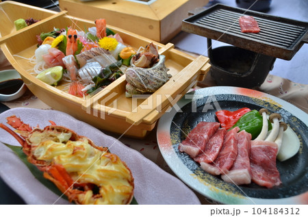 川の側にある旅館の会席料理 川の側にある旅館の会席料理 104184312