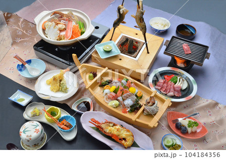 川の側にある旅館の会席料理 川の側にある旅館の会席料理 104184356