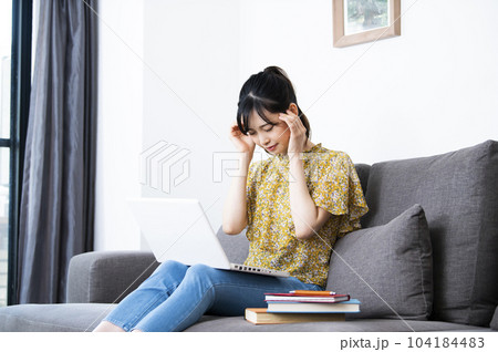 若い女性　テレワーク　リモートワーク　オンライン授業　過労　疲労 104184483