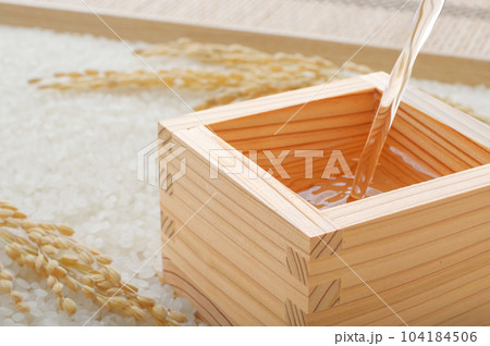 枡に注がれたおいしそうな日本酒 104184506