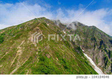 夏の谷川岳西黒尾根展望・青空と岩稜帯 104184646