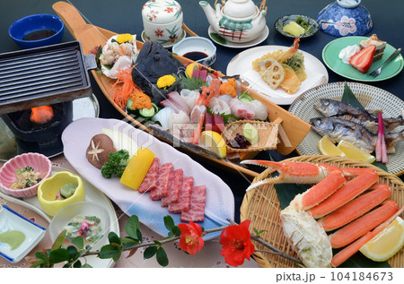 豪華舟盛りの付いた旅館の会席料理 豪華舟盛りの付いた旅館の会席料理 104184673