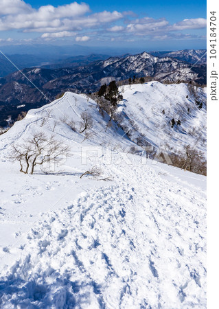 兵庫県最高峰の氷ノ山雪山登山　山頂から氷ノ山越への登山ルート 104184704