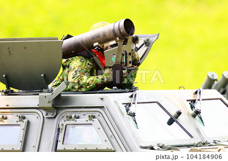 自衛隊の射撃訓練 104184906