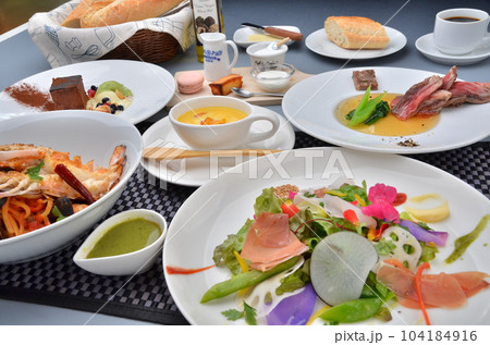 イタリアンレストランのコース料理 イタリアンレストランのコース料理 104184916