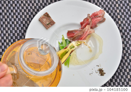 イタリアンレストランのコース料理の一品 イタリアンレストランのコース料理の一品 104185100