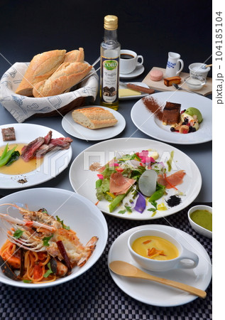 イタリアンレストランのディナーコース料理 イタリアンレストランのディナーコース料理 104185104