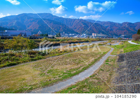 魚野川　立柄橋付近から越後湯沢駅方面　秋景色　新潟県湯沢町　　 104185290