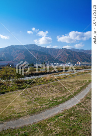魚野川 立柄橋付近から越後湯沢駅方面 秋景色 新潟県湯沢町 魚野川 立柄橋付近から越後湯沢駅方面 秋景色 新潟県湯沢町 104185328