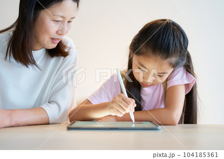 タブレットPCを使って遊ぶ親子 タブレットPCを使って遊ぶ親子 104185361