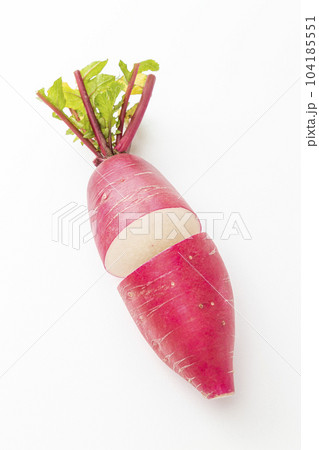 カットした赤大根 白バック カットした赤大根 白バック 104185551