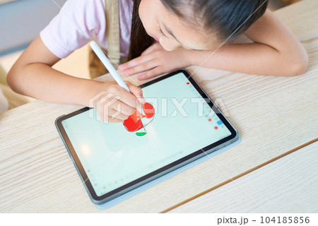 タブレットPCを使って遊ぶ子ども タブレットPCを使って遊ぶ子ども 104185856