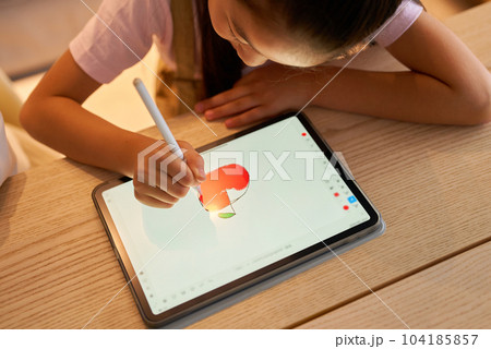 タブレットPCを使って遊ぶ子ども タブレットPCを使って遊ぶ子ども 104185857