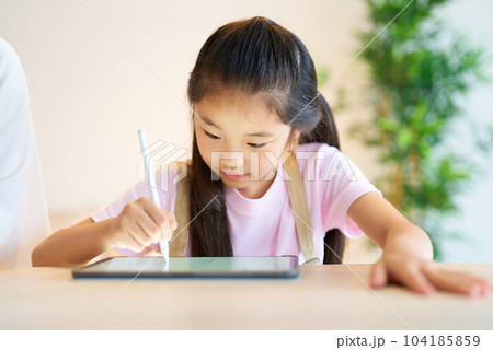 タブレットPCを使って遊ぶ子ども タブレットPCを使って遊ぶ子ども 104185859