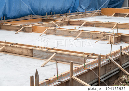 建築現場の型枠とコンクリート打設 建築現場の型枠とコンクリート打設 104185923
