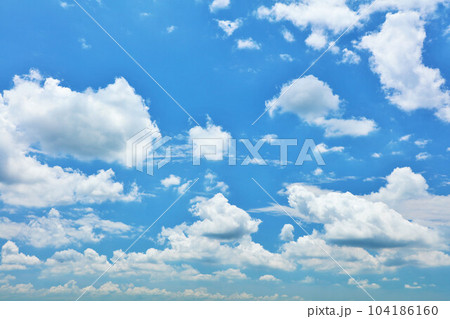 夏の青空と白い雲 104186160