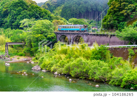 予土線 広見川沿いを走る列車(江川崎ー西ヶ方) 予土線 広見川沿いを走る列車(江川崎ー西ヶ方) 104186265