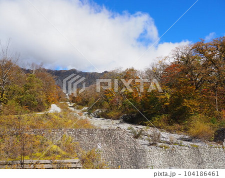 鳥取・大山の一の沢、二の沢、三の沢の美しい紅葉風景 104186461