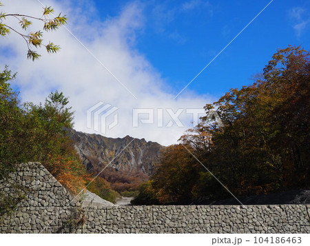 鳥取・大山の一の沢、二の沢、三の沢の美しい紅葉風景 鳥取・大山の一の沢、二の沢、三の沢の美しい紅葉風景 104186463