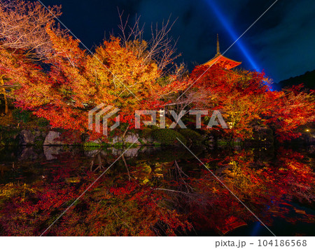 【観光】夜にライトアップした秋の京都の清水寺　印刷用　ハイレゾ 104186568