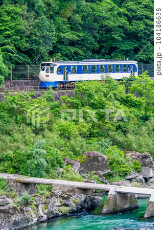 予土線 沈下橋脇を通る鉄道ホビートレイン (西ヶ方ー真土) 予土線 沈下橋脇を通る鉄道ホビートレイン (西ヶ方ー真土) 104186638