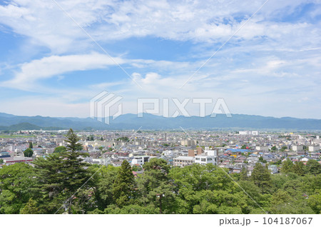 会津若松城(鶴ヶ城)の天守閣から見た会津若松市内 104187067