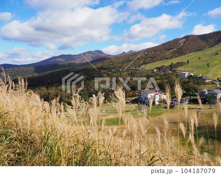 北欧風の牧歌的な風景が広がる豪円山のろし台からの風景 104187079