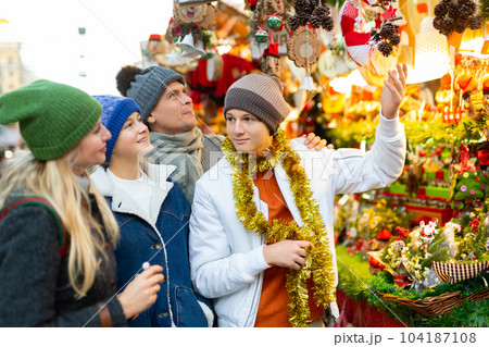 Happy family purchasing christmas decorations Happy family purchasing christmas decorations 104187108
