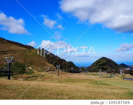 北欧風の牧歌的な風景が広がる豪円山のろし台 104187169