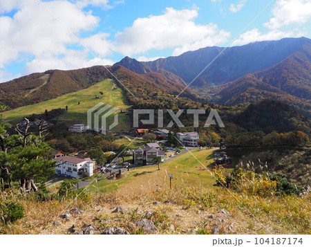 北欧風の牧歌的な風景が広がる豪円山のろし台 104187174