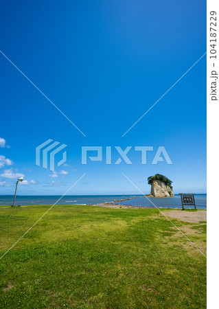 奥能登の観光スポット見附島(別名軍艦島)と青空の風景|2023年6月撮影|石川県珠洲市 奥能登の観光スポット見附島(別名軍艦島)と青空の風景|2023年6月撮影|石川県珠洲市 104187229