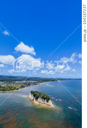 ドローン|能登の観光名所の見附島(別名軍艦島)と青空|2023年6月撮影|石川県珠洲市 ドローン|能登の観光名所の見附島(別名軍艦島)と青空|2023年6月撮影|石川県珠洲市 104187237