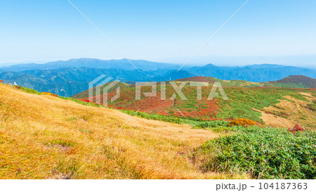 秋の栗駒山登山（山頂からの眺め） 104187363