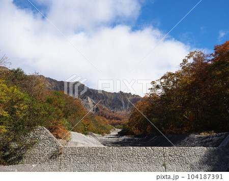鳥取・大山の一の沢、二の沢、三の沢の紅葉風景 鳥取・大山の一の沢、二の沢、三の沢の紅葉風景 104187391