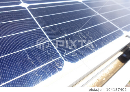 砂ぼこりで汚れた太陽光パネルのアップ ソーラーパネル 砂ぼこりで汚れた太陽光パネルのアップ ソーラーパネル 104187402