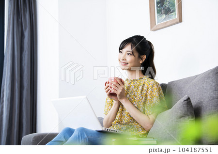 若い女性 テレワーク リモートワーク オンライン授業 若い女性 テレワーク リモートワーク オンライン授業 104187551