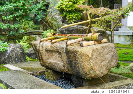 お寺で見た趣のある竹製の手水所の情景 104187648