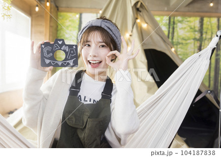 ハンモックに座って文字を見せる若い女性  家キャン おうちキャンプ キャンプイメージ ハンモックに座って文字を見せる若い女性  家キャン おうちキャンプ キャンプイメージ 104187838