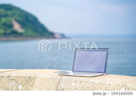 海を眺めながら工事工程表を確認する一級建築士 104188099