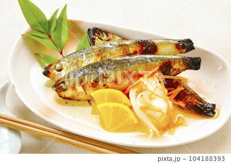 焼き魚に紅白なますを添える 104188393