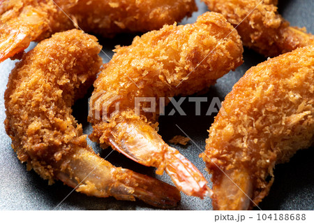 えびフライをフライパンで温め直す調理シーン。 104188688