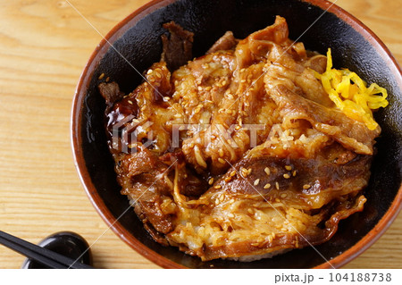 カルビの焼肉丼 104188738
