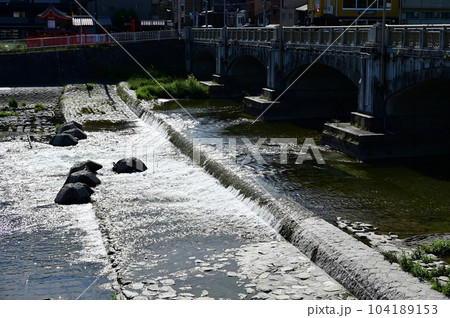 七条大橋と鴨川の流れ 104189153